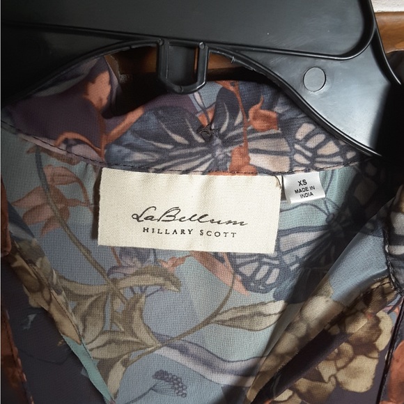 HILLARY SCOTT  ornate design blouse with bell sleeves - Picture 4 of 4